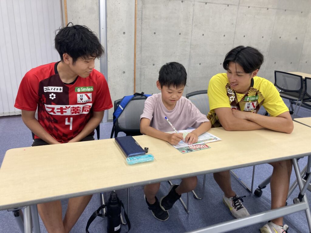 8月10日(土)知求塾 presentsマッチ試合前に『FC刈谷選手と一緒に夏休みの宿題をしよう』実施しました